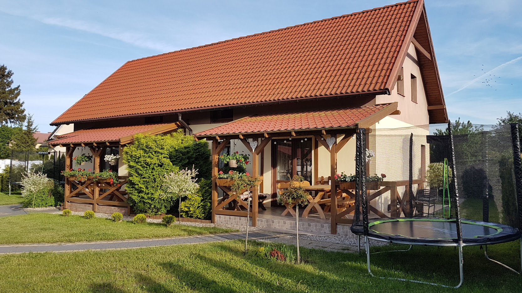 Prywatne tarasy oddzielone żywopłotem